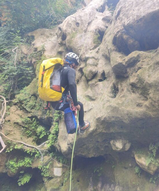 Barranco de Otonel (Valencia) – Barranquismo acuático con cascadas y toboganes naturales